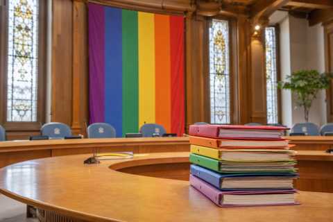 Regenboogstembusakkoord verankert LHBTIQA+-beleid in tientallen gemeentebegrotingen