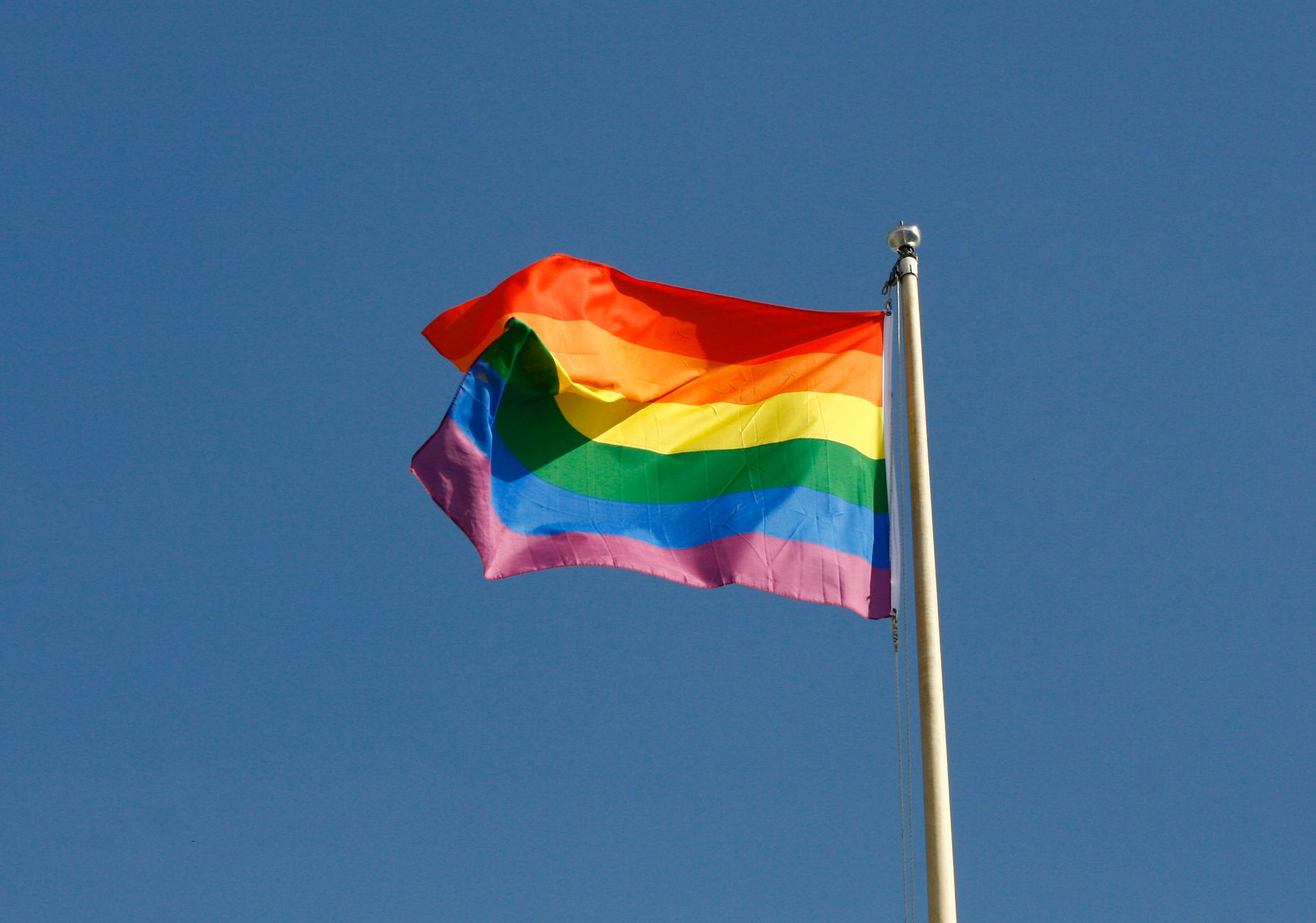 Wat één vlag kost: de rekening van symboolpolitiek in de Tweede Kamer